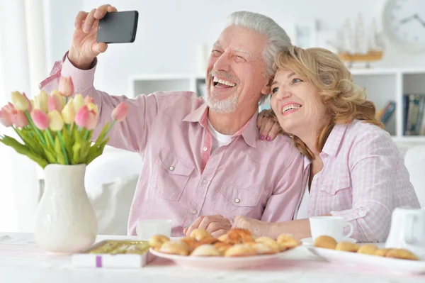 Heureux Couple Aîné Avec Smartphone Boire Thé Cuisine — Photo