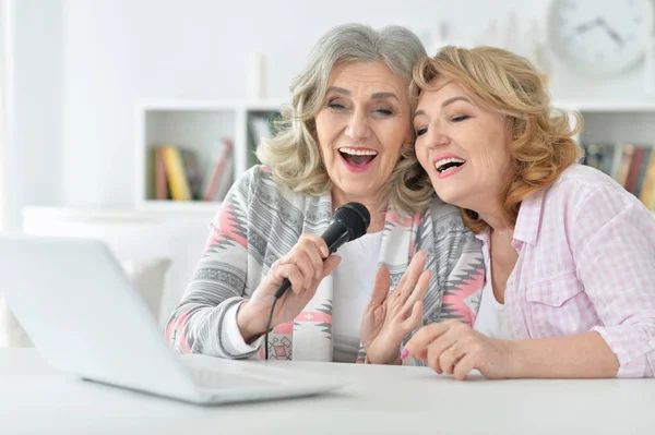 Duas Mulheres Idosas Cantando Karaoke Com Laptop Casa — Fotografia de Stock
