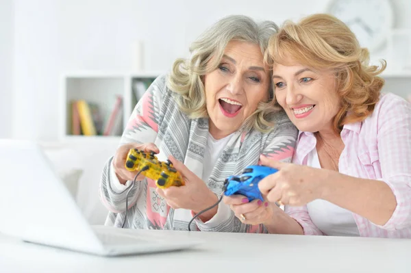 Twee Senior Vrouwen Spelen Van Computerspel Laptop Thuis — Stockfoto