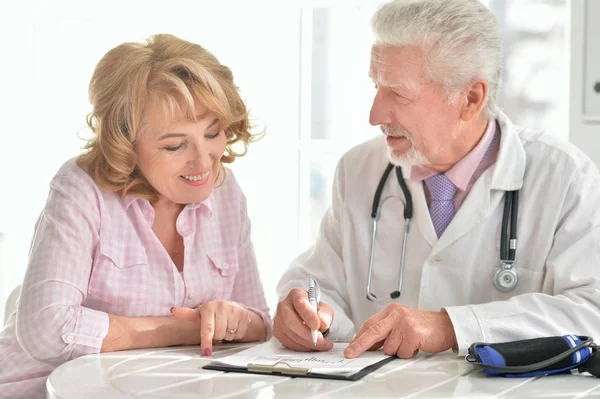 Oberarzt mit älterer Patientin — Stockfoto