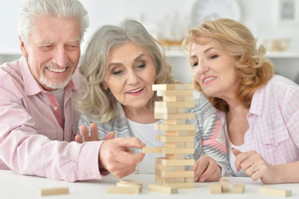 Senioren spielen mit Holzklötzen — Stockfoto