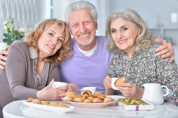 Felici Anziani Che Bevono — Foto Stock