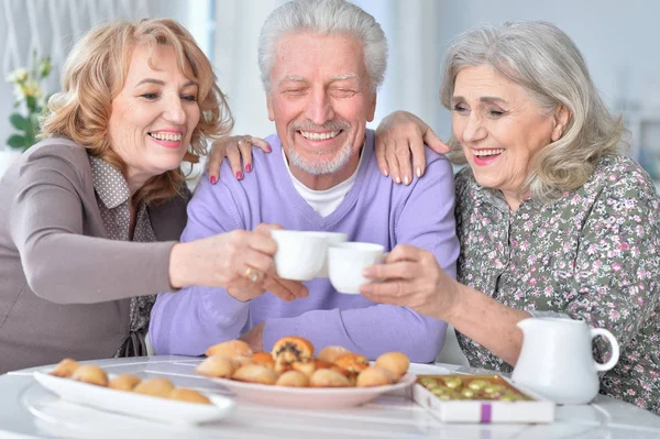 Felici Anziani Che Bevono — Foto Stock