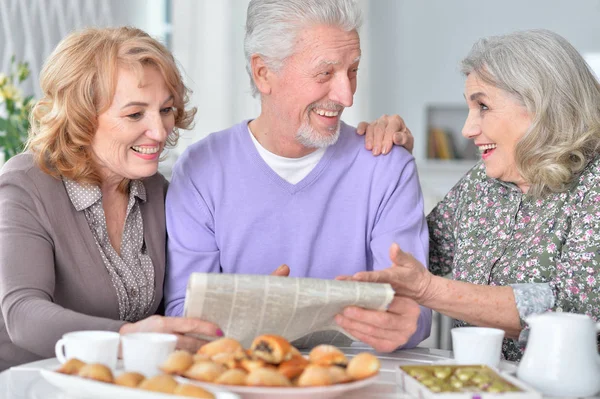 Glada Senior Människor Dricka Och Läsa Tidningen — Stockfoto