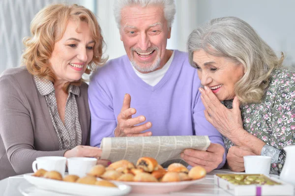 Gelukkige Senior Mensen Drinken Thee Het Lezen Van Krant — Stockfoto