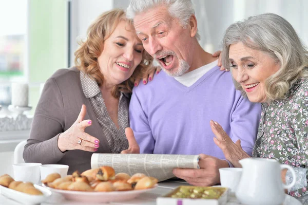 Glückliche Senioren Trinken Tee Und Lesen Zeitung — Stockfoto