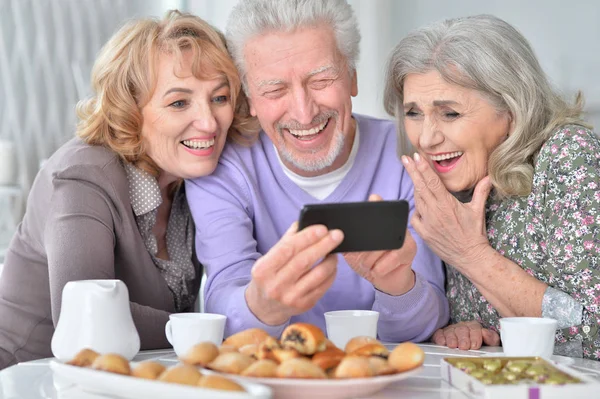 Glückliche Senioren Mit Smartphone Trinken Tee Der Küche — Stockfoto
