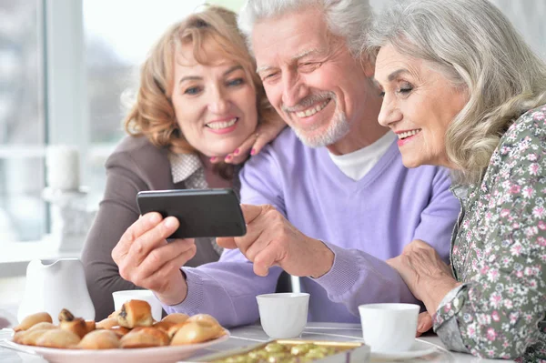 Heureux Seniors Avec Smartphone Boire Thé Cuisine — Photo