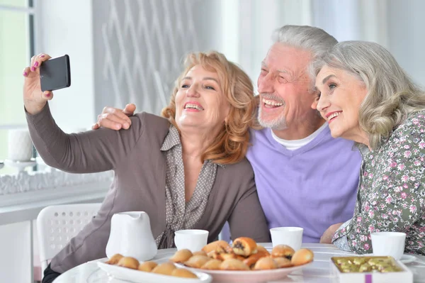 Szczęśliwych Ludzi Starszych Smartphone Picia Herbaty Kuchni — Zdjęcie stockowe