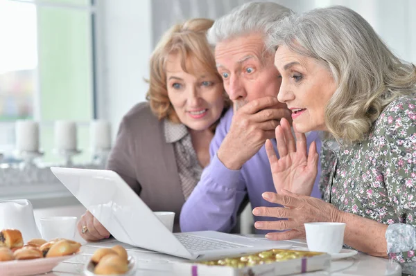 Glückliche Senioren Mit Laptop Trinken Tee Der Küche — Stockfoto