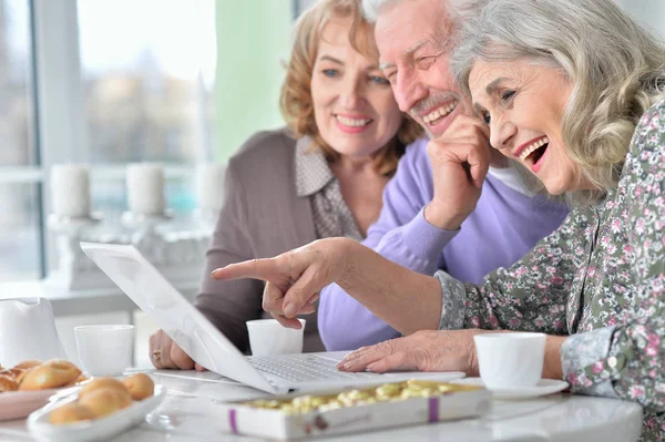 Heureux Seniors Avec Ordinateur Portable Boire Thé Cuisine — Photo