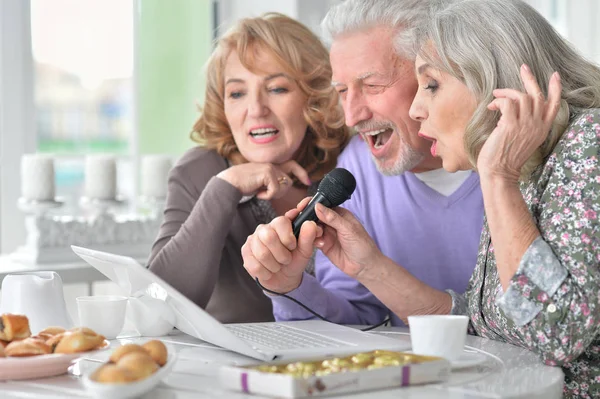 Felici Anziani Che Cantano Karaoke Con Computer Portatile Mentre Bevono — Foto Stock