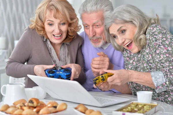 Gelukkige Senior Mensen Spelen Van Computerspel Met Laptop Terwijl Het — Stockfoto