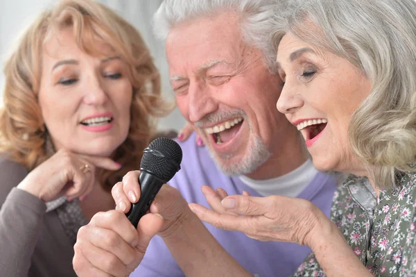 Happy Senior People Singing Karaoke Laptop — Stock Photo, Image