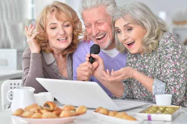 Pessoas Idosas Felizes Cantando Karaoke Com Laptop Enquanto Bebe Chá — Fotografia de Stock