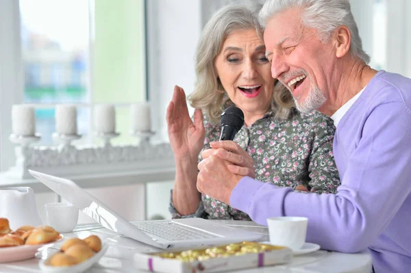 Glückliches Seniorenpaar Singt Karaoke Mit Laptop Beim Teetrinken — Stockfoto