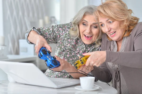 Gelukkig Senior Vrouwen Spelen Van Computerspel Met Laptop Terwijl Het — Stockfoto