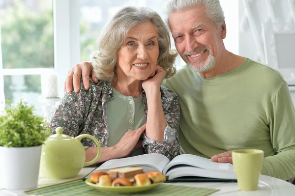 Lyckliga Senior Paret Med Bok Dricka — Stockfoto