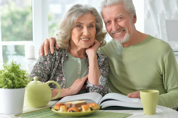 Heureux Couple Aîné Avec Livre Boire Thé — Photo