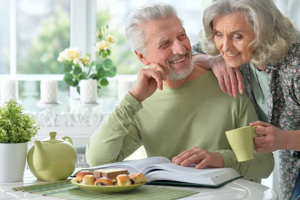 Glückliches Seniorenpaar Mit Buch Das Tee Trinkt — Stockfoto