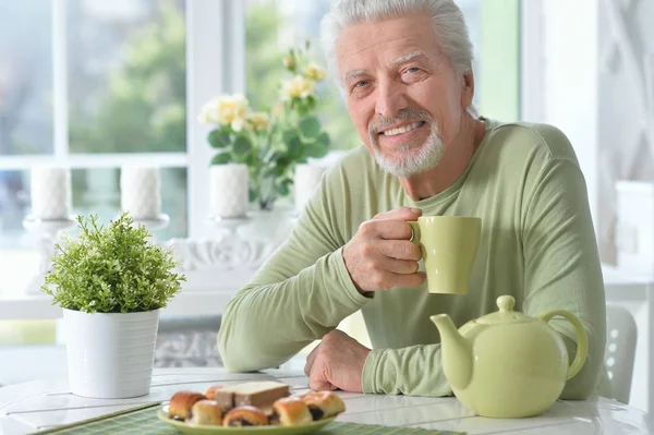 Starší Muž Pije Čaj Doma — Stock fotografie