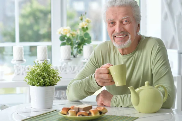 老人は家でお茶を飲む — ストック写真