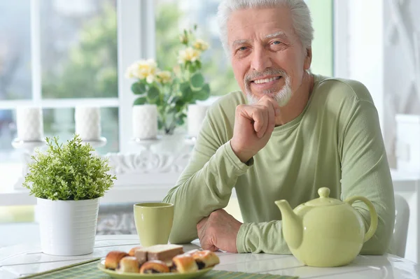 老人は家でお茶を飲む — ストック写真