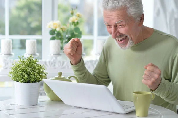 Uomo Anziano Emotivo Utilizzando Computer Portatile Casa — Foto Stock