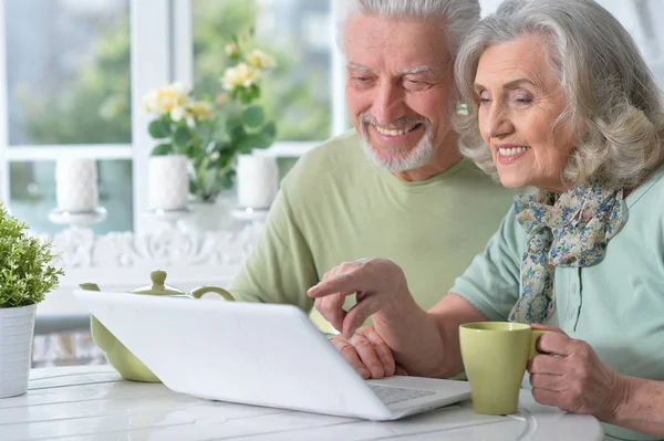 Feliz Pareja Ancianos Con Portátil Casa — Foto de Stock