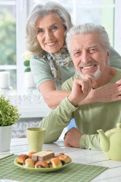 Retrato Cerca Una Feliz Pareja Ancianos Casa —  Fotos de Stock