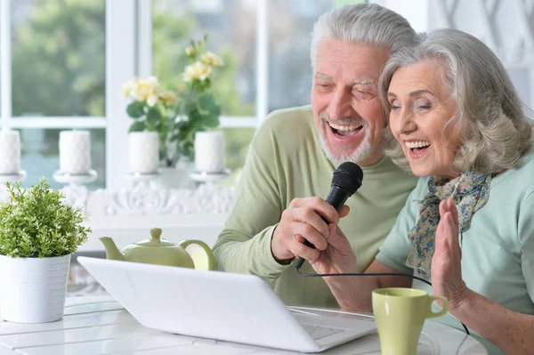 Coppia Anziana Marito Moglie Cantare Canzoni — Foto Stock