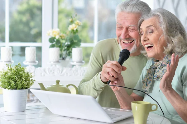 Pareja Ancianos Marido Mujer Cantando Canciones — Foto de Stock