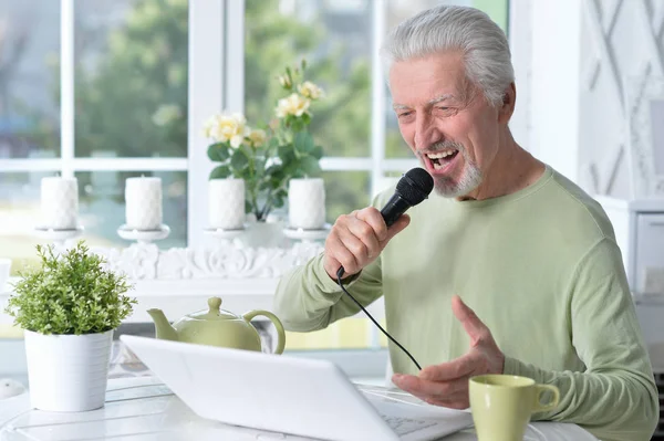 Duygusal Komuta Sizde Şarkı Karaoke Dizüstü Bilgisayar Vasıl Ile — Stok fotoğraf