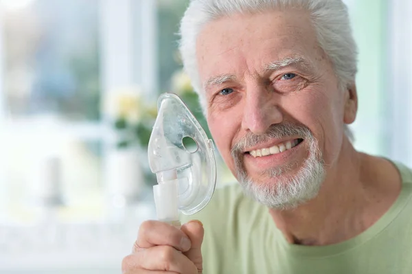 Närbild Porträtt Äldre Man Att Göra Inandning — Stockfoto