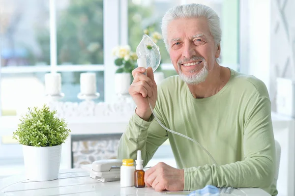 Retrato Cerca Anciano Haciendo Inhalación — Foto de Stock