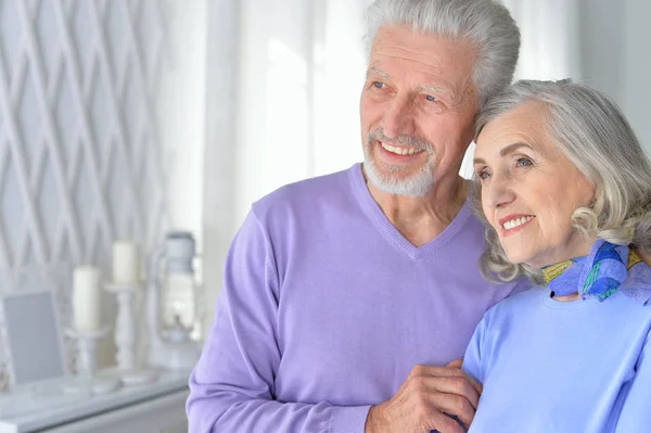 Portret Van Een Gelukkige Senior Paar Knuffelen Thuis — Stockfoto