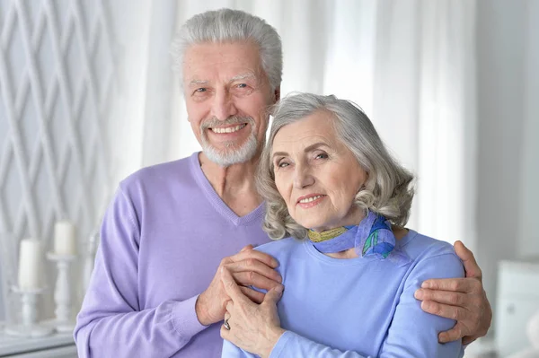 Retrato Feliz Casal Idosos Abraçando Casa — Fotografia de Stock