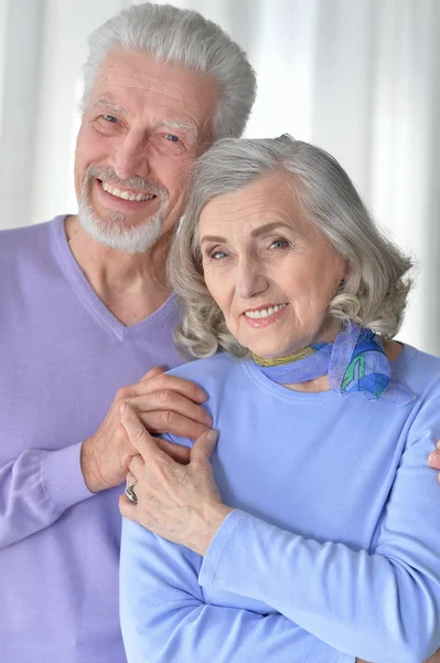 Retrato Feliz Casal Idosos Abraçando Casa — Fotografia de Stock