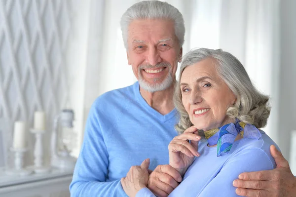 Retrato Feliz Casal Idosos Abraçando Casa — Fotografia de Stock