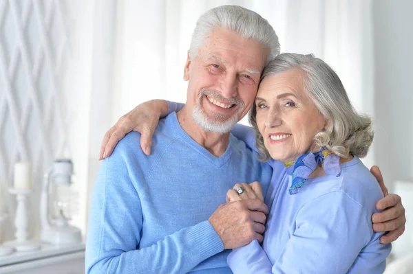 Retrato Una Feliz Pareja Ancianos Abrazándose Casa —  Fotos de Stock