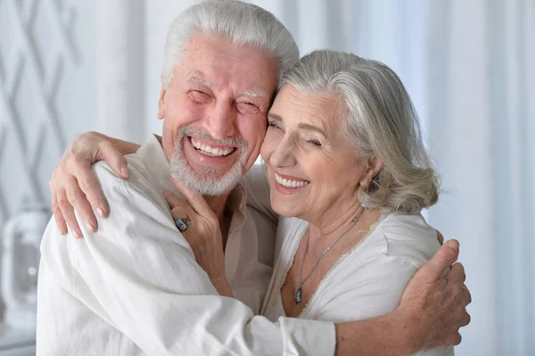 Retrato Una Feliz Pareja Ancianos Abrazándose Casa —  Fotos de Stock