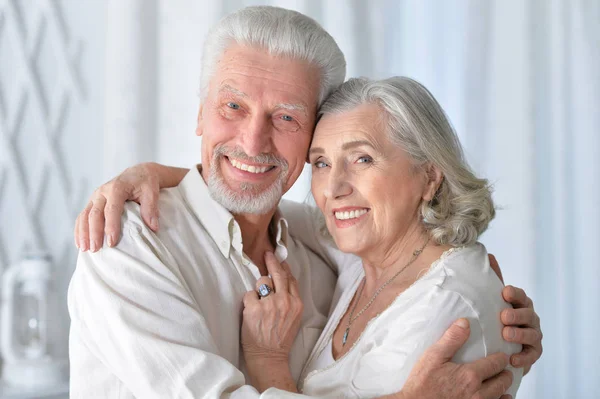Retrato Una Feliz Pareja Ancianos Abrazándose Casa — Foto de Stock