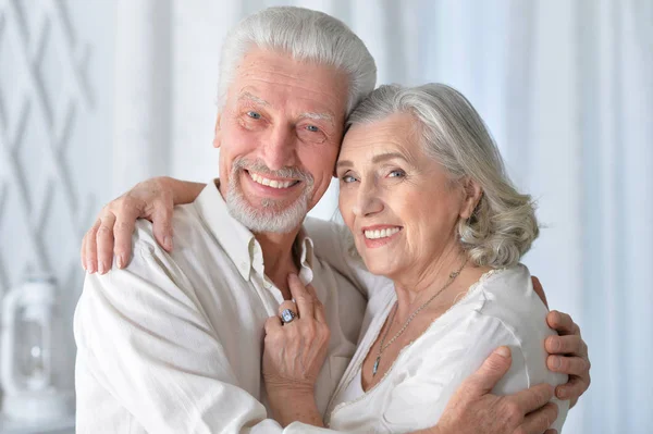 Portret Van Een Gelukkige Senior Paar Knuffelen Thuis — Stockfoto