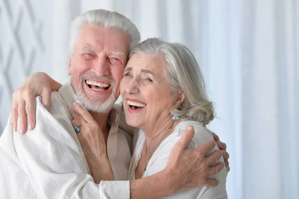 Retrato Feliz Casal Idosos Abraçando Casa — Fotografia de Stock