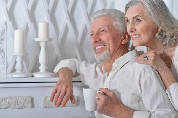 家庭で幸せな年配のカップルのクローズ アップの肖像画 — ストック写真