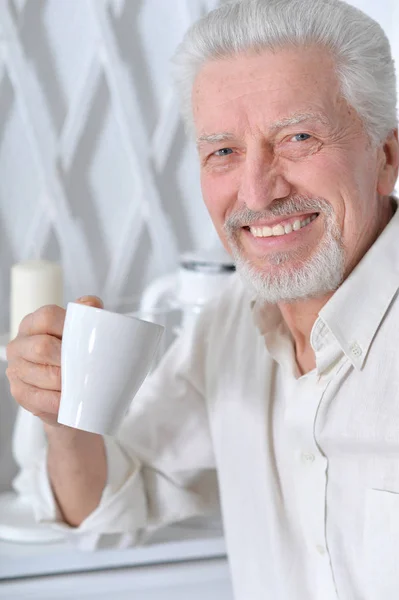 Portrait Homme Âgé Souriant Buvant Thé Maison — Photo