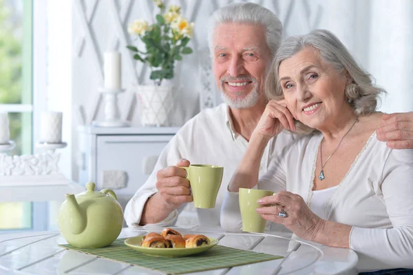 Feliz Pareja Ancianos Bebiendo —  Fotos de Stock