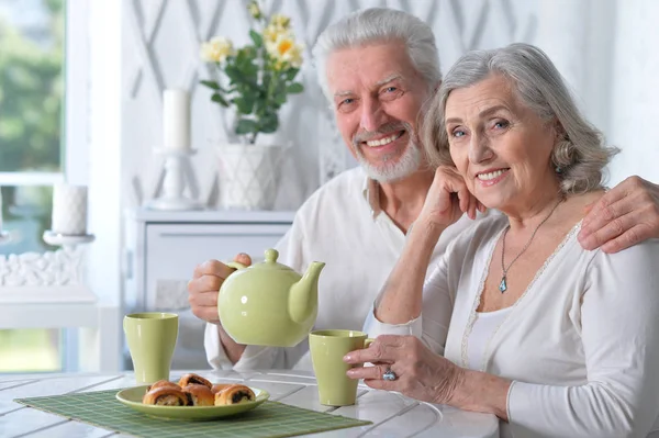 Feliz Pareja Ancianos Bebiendo —  Fotos de Stock