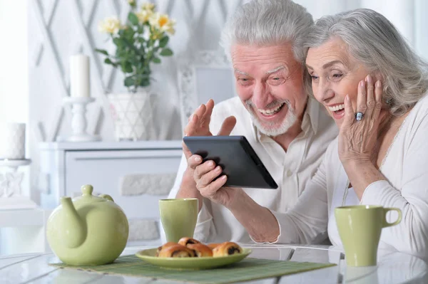 Glückliches Senioren Paar Benutzt Tablette Beim Teetrinken Der Küche — Stockfoto