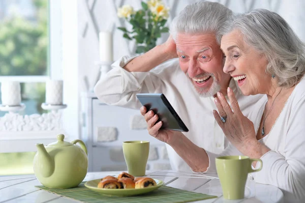 Happy Senior Couple Using Tablet While Drinking Tea Kitchen — Stock Photo, Image